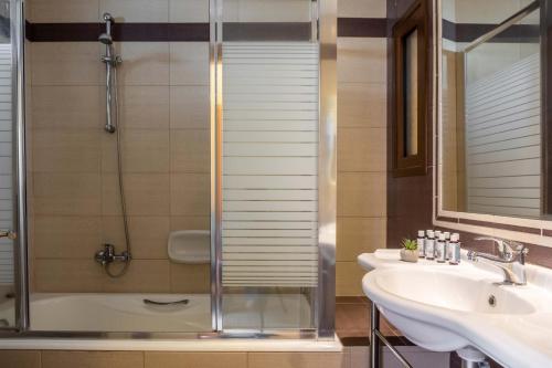 托隆Hotel Serenity Tolo的带淋浴和盥洗盆的浴室