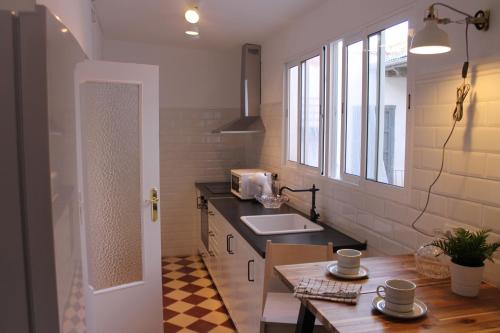 塞埃欣Caserón Centenario的浴室设有水槽和一个带杯子的吧台