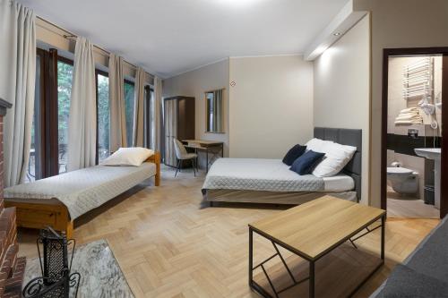 格但斯克Royal Gdansk的酒店客房设有两张床和一张桌子。