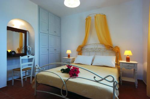 乔拉弗雷恩多斯贝尔韦代雷公寓式酒店的一间卧室,床上放着鲜花