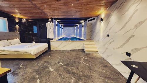 耶路撒冷Lago Suites Hotel的一间设有床铺和浴缸的客房