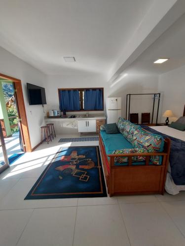 新弗里堡Lumiar Eco Lodge - Chalé Telhado Verde的一间配有沙发的卧室和一张位于客房内的床