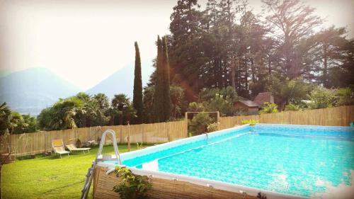 梅拉诺Schloss-Castel Pienzenau - Guestrooms & Apartments - B&B-Hotel & Restaurant的围栏旁的院子内的游泳池