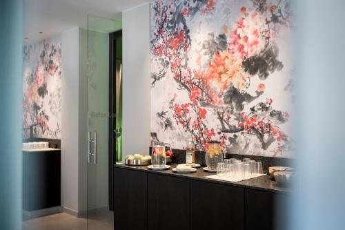 蒂鲁罗戈内德精美酒店的一间设有花卉墙面的自助餐室