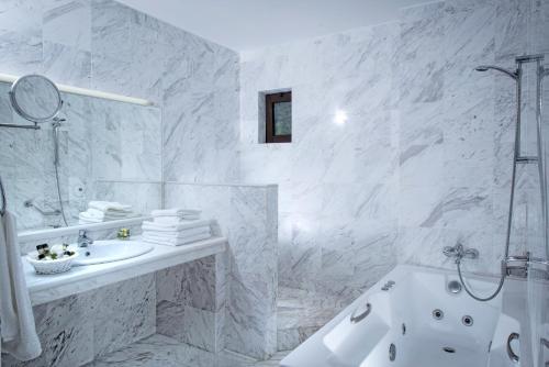 赫索尼索斯马里斯酒店的一间浴室