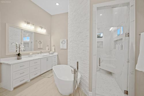 科珀斯克里斯蒂Newly Built Stylish Retreat with Designer Kitchen - Near Park & Beach的白色的浴室设有卫生间和淋浴。