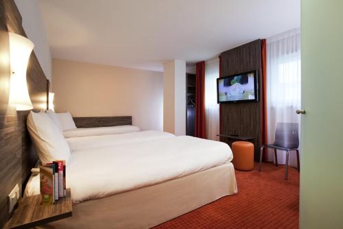 雷恩宜必思雷恩中心火车站北酒店的酒店客房设有一张大床和一台电视。
