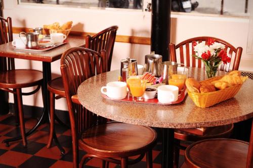 巴黎玛丽格南酒店的一张桌子,上面有早餐食品和饮料