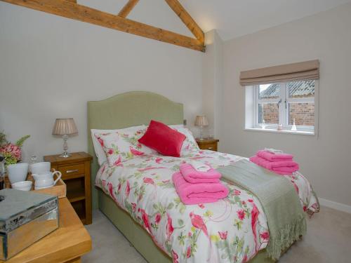 比代尔Brens Barn的一间卧室配有带粉红色毛巾的床