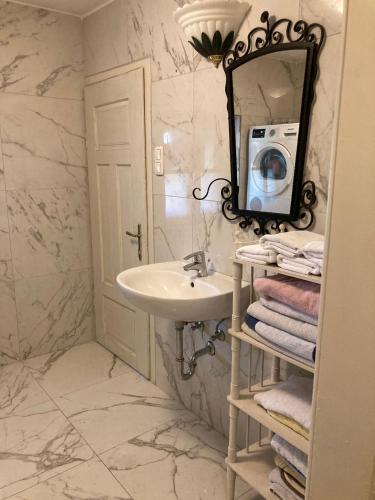 阿尼夫(C) Zimmer in einem Bauernhaus的白色的浴室设有水槽和镜子