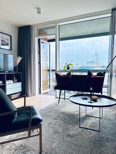 雷克雅未克2x Bedroom Luxury Apartment with amazing views!的客厅配有沙发和桌子