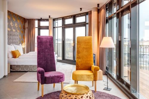 慕尼黑邦克酒店的酒店客房带两把椅子和一张床