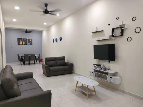 实兆远My Homestay Sitiawan - Astronaut Space House 8 Pax的带沙发和平面电视的客厅