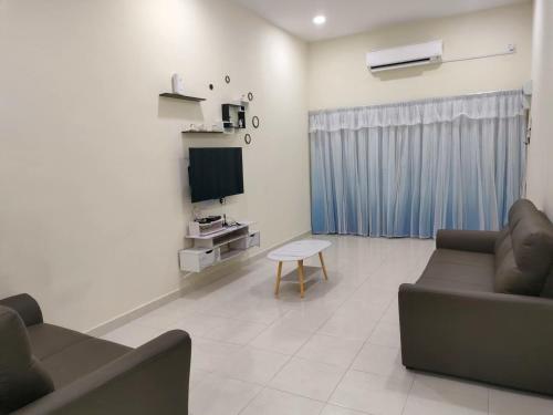 实兆远My Homestay Sitiawan - Astronaut Space House 8 Pax的带沙发和电视的客厅