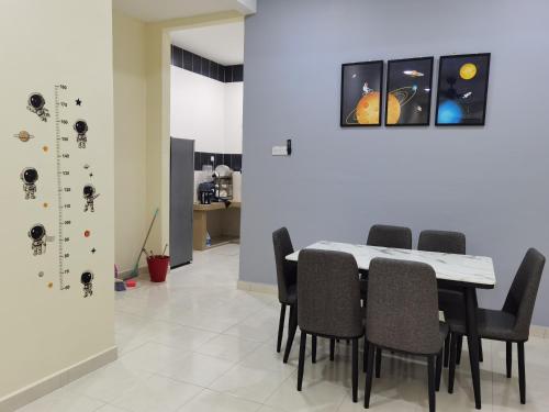 实兆远My Homestay Sitiawan - Astronaut Space House 8 Pax的一间带桌椅的用餐室