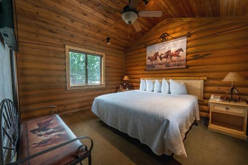 阿尔派恩飞行鞍度假酒店及牛排馆的小木屋内一间卧室,配有一张床
