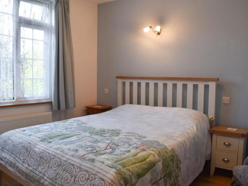 DouslandLansdowne的一间卧室设有一张床和一个窗口