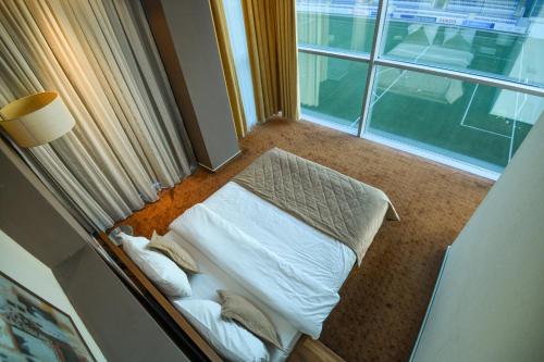 巴库Avenue Hotel Baku by Smart的窗户客房内的小床
