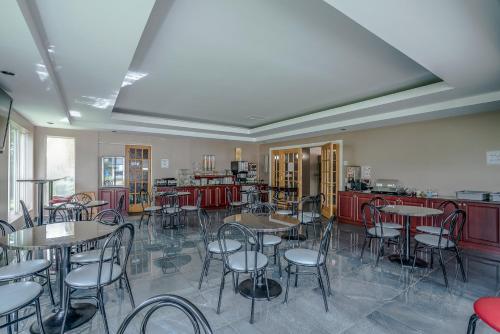 圣安娜德博普雷品质套房酒店的一间带桌椅的用餐室和一间厨房