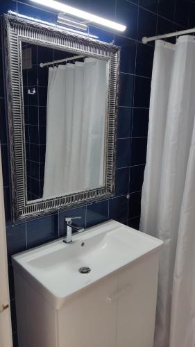 桑帕克CASA MAR - NA NURI Menorca的浴室设有白色水槽和镜子