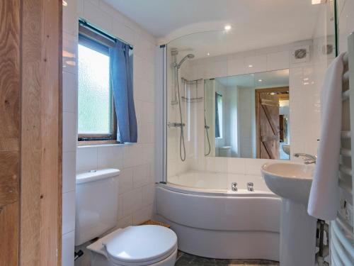 HollingbourneHeron Barn的浴室配有卫生间、浴缸和水槽。