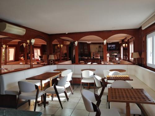 普罗普里亚诺克拉里奇酒店的一间带桌椅的餐厅和一间酒吧