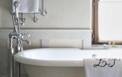 布尔戈斯兰达酒店的带浴缸和盥洗盆的浴室