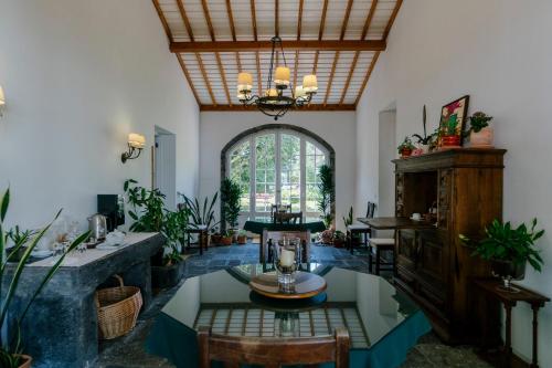 蓬塔德尔加达蒙特英格尔斯农家乐的客厅设有桌子和大窗户