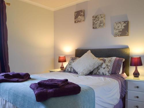 莱尔格Fair View的一间卧室配有一张带紫色毛巾的床