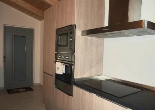 佩萨罗Agriturismo Ardizio 43的厨房配有微波炉和炉灶。 顶部烤箱