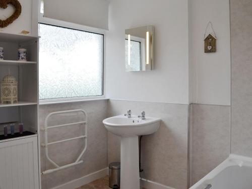 WhithornMid Bishopton Cottage - Uk10910的白色的浴室设有水槽和窗户。