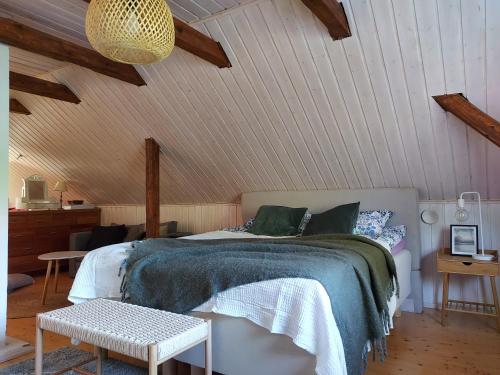 索特Wanha Rojola的一间带一张床的卧室,位于带木制天花板的房间内