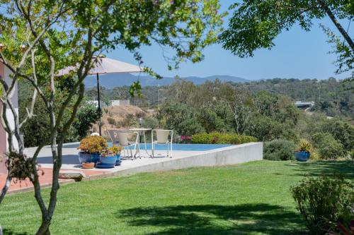 米尔芳提斯城Casa no Rio - River House的享有带游泳池的庭院景致