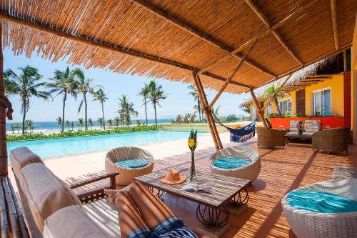 卡约港Tanusas Retreat & SPA的一个带桌椅的庭院和一个游泳池