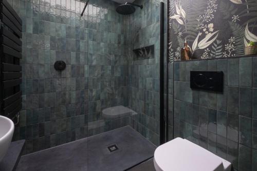 纳尔斯伯勒Honeysuckle Lodge的带淋浴、卫生间和盥洗盆的浴室