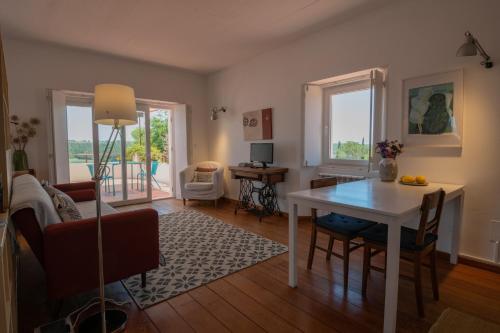 米尔芳提斯城Casa no Rio - River House的客厅配有桌子和沙发