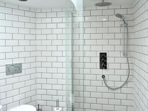 瓦特米尔洛克Lake View Farm的带淋浴和卫生间的白色瓷砖浴室