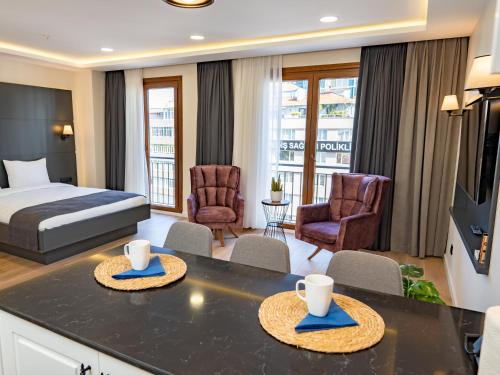 伊斯坦布尔Neta Residence的酒店客房设有床和客厅。