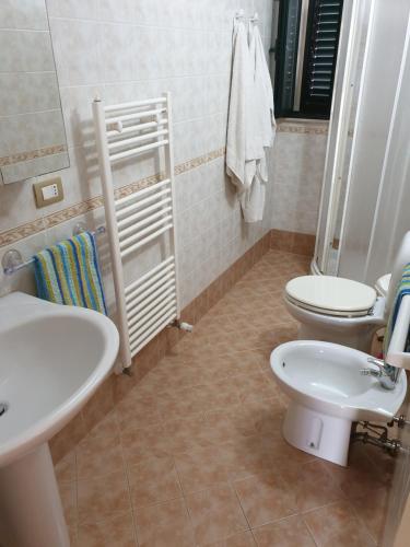 巴尼阿尼奥内Country house pool and sea的浴室设有2个卫生间和水槽