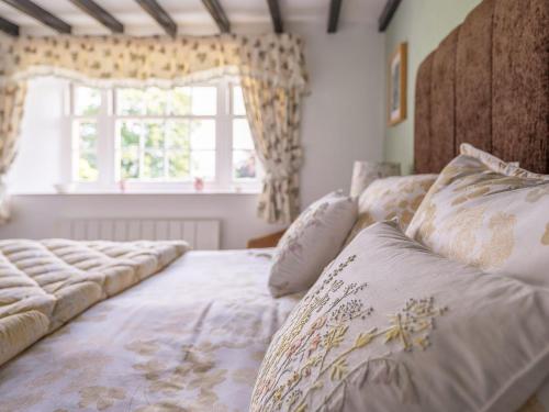 MorlandGarden Cottage的一间卧室设有两张床和窗户。