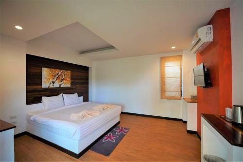 尖竹汶Annowa Resort - Chanthaburi的卧室配有白色的床和电视。