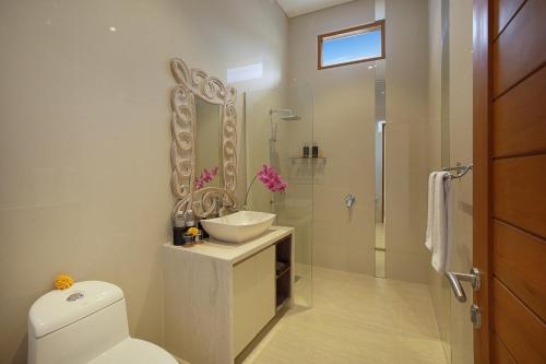 勒吉安Holl Villa by Wildflower Group的浴室配有卫生间、盥洗盆和淋浴。