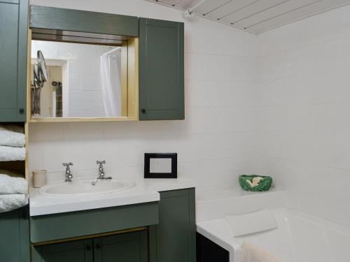 StraitonBelstane Cottage的一间带水槽和镜子的浴室