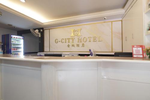 安顺G CITY HOTEL的一家带有城市酒店标志的酒吧