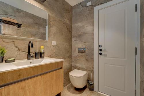 拉马特甘LUXURY PENTHOUSE GREAT LOCATION WITH PARKING Tlv的一间带卫生间和水槽的浴室