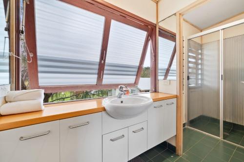 波因特卢考特Laguna的一间带水槽和窗户的浴室