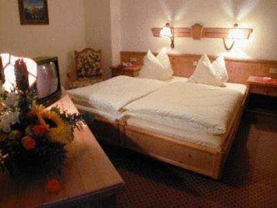 Frielendorf哈莎餐厅酒店的酒店客房配有一张床铺和一张桌子。