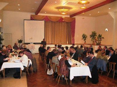 Frielendorf哈莎餐厅酒店的一群坐在房间里桌子的人