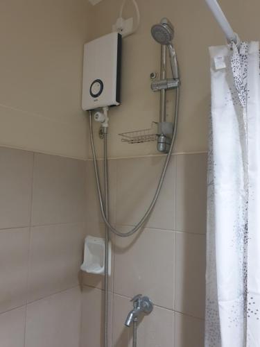 宿务CunduNiAia Sunvida Tower Condominium Unit Across SM Cebu的浴室内配有淋浴和头顶淋浴