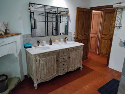 尼翁Le Ptit Cottage的一间带水槽和镜子的浴室